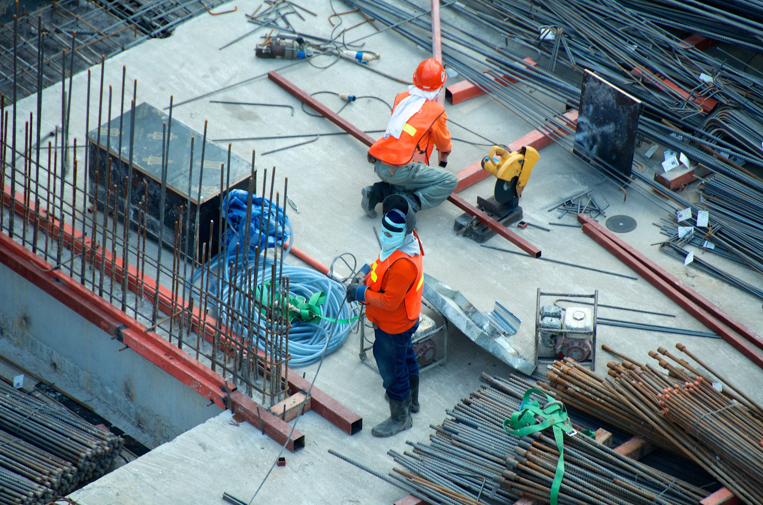 Un cahntier de construction avec deux ouvriers