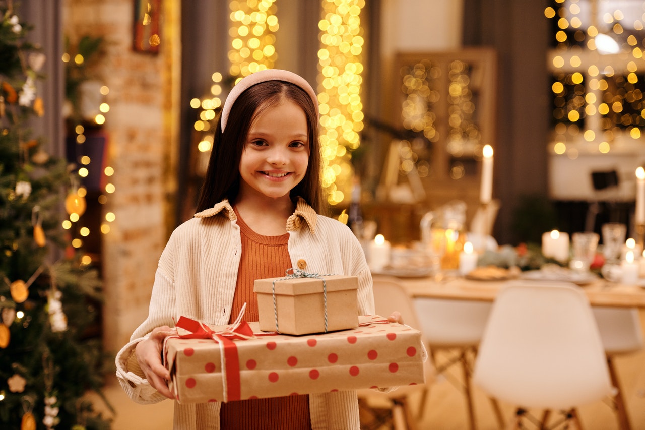 petite fille qui tient des cadeaux